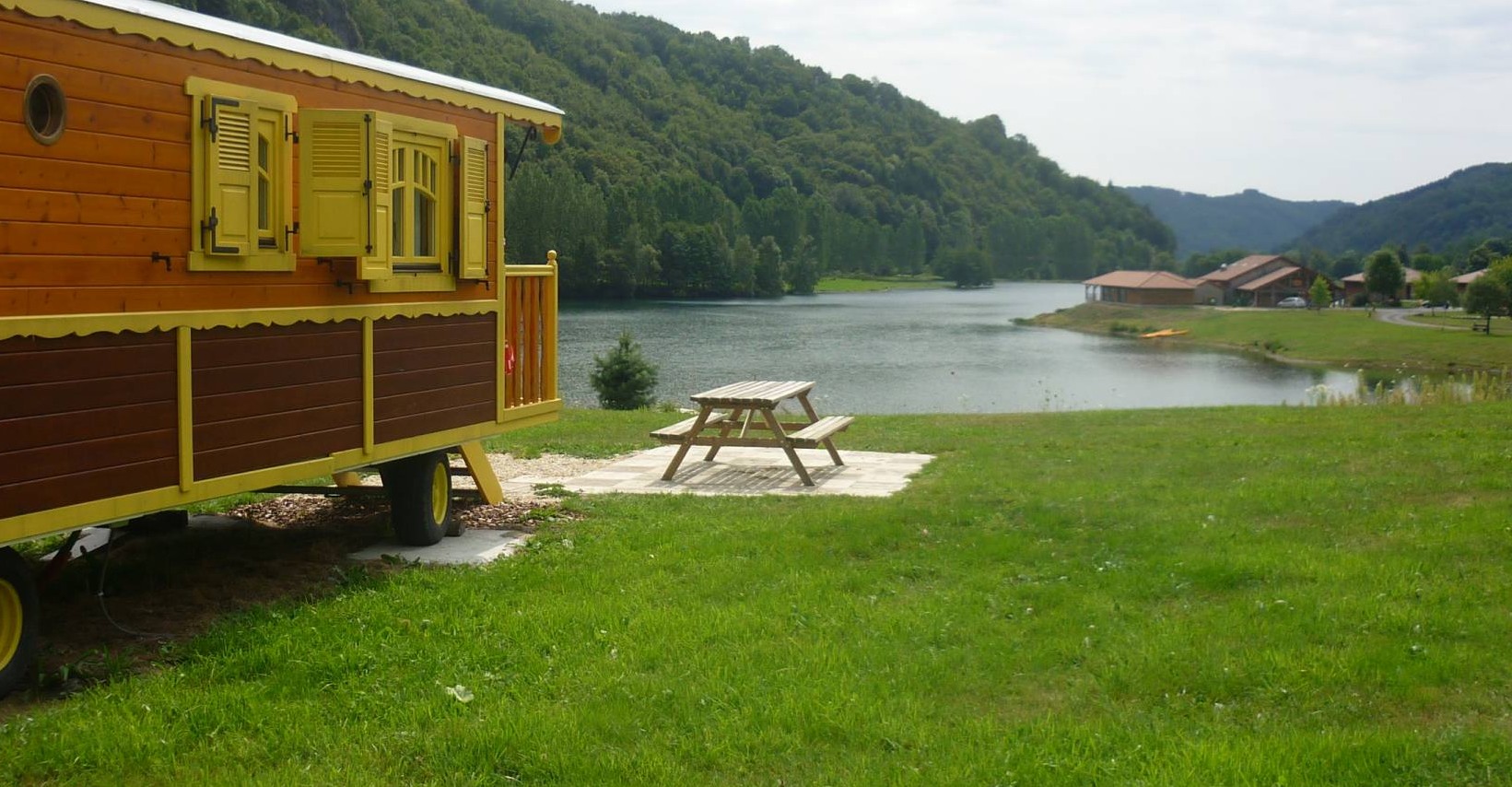 Vacances insolites en Auvergne : choisir une roulotte comme hébergement